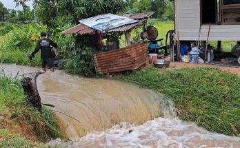 ฝนตกหนัก มหาสารคามน้ำซัดบ้านพัง ถนนขาด