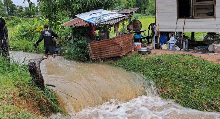 ฝนตกหนัก มหาสารคามน้ำซัดบ้านพัง ถนนขาด