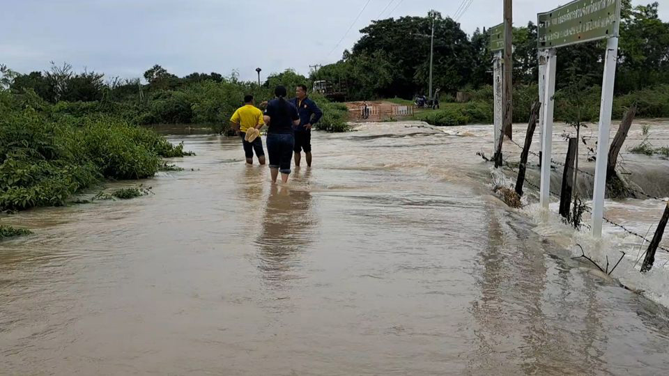 ฝนตกหนักทั้งวันทั้งคืน มหาสารคามน้ำซัดบ้านพัง ถนนขาดสัญจรไม่ได้